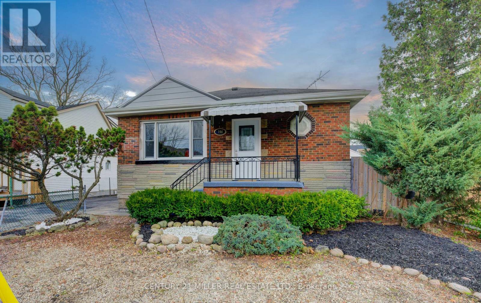 196 Queensdale Avenue E, Hamilton, Ontario  L9A 1K9 - Photo 1 - X12201058