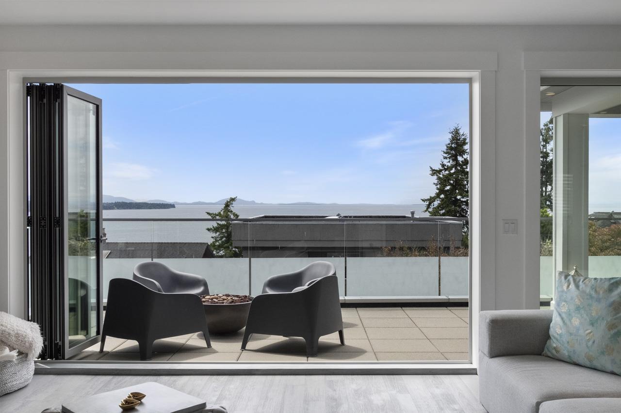 15374 Royal Avenue, White Rock, British Columbia  V4B 1M8 - Photo 3 - R3011702
