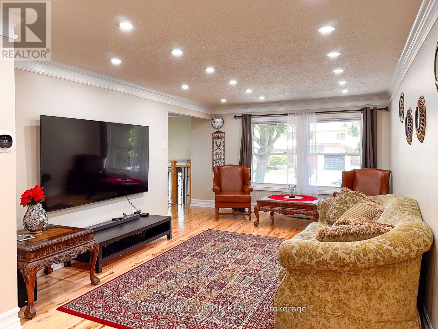 32 Goldring Drive, Whitby, Ontario  L1P 1C1 - Photo 4 - E12201107