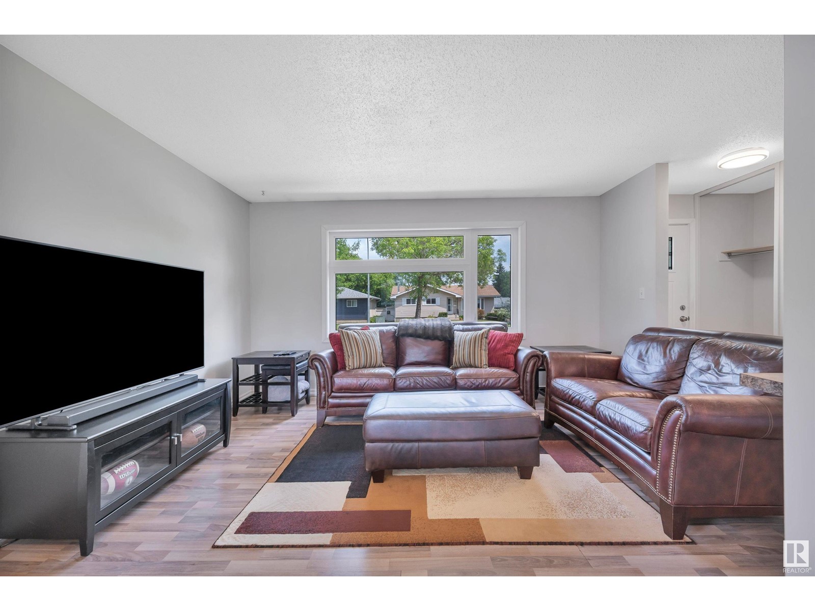 Property at 43 Meadowood CR image 4