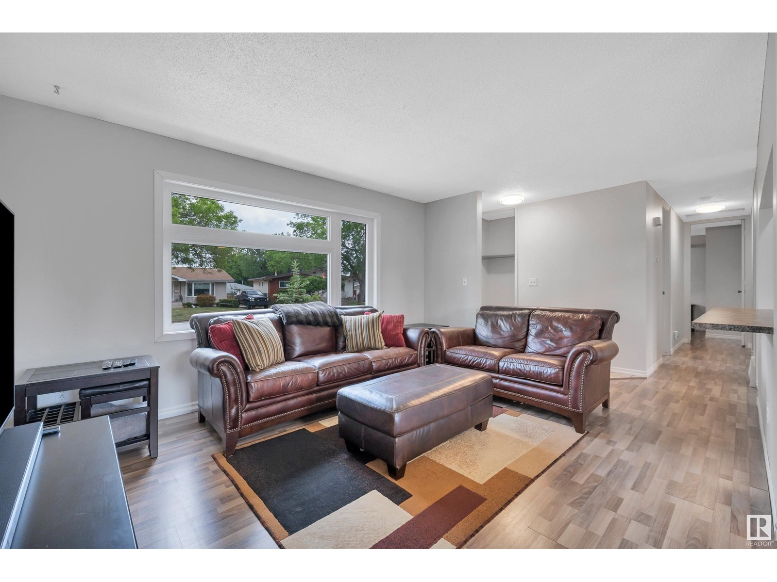Property at 43 Meadowood CR image 5