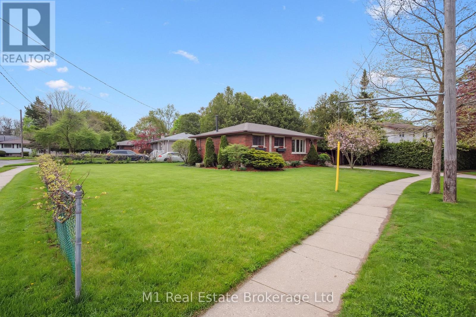 7 Golfview Road, Guelph, Ontario  N1E 1A3 - Photo 5 - X12157950