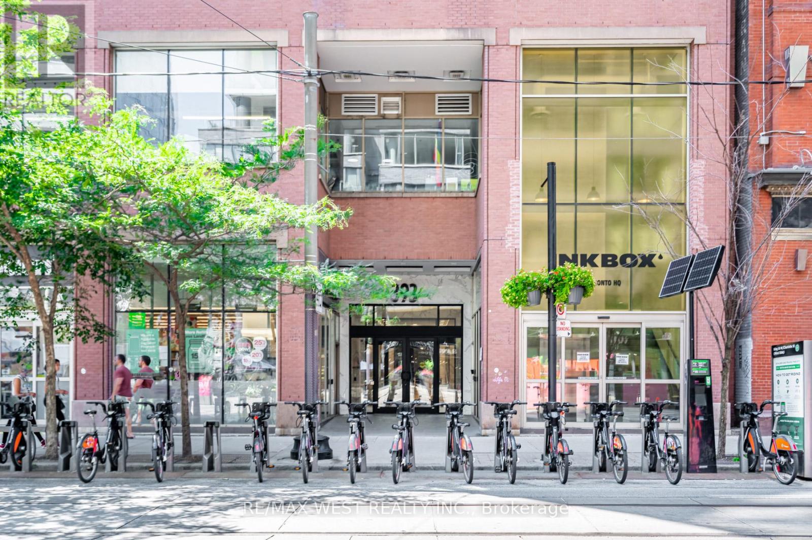 709 - 393 King Street W, Toronto, Ontario  M5V 3G8 - Photo 1 - C12201164