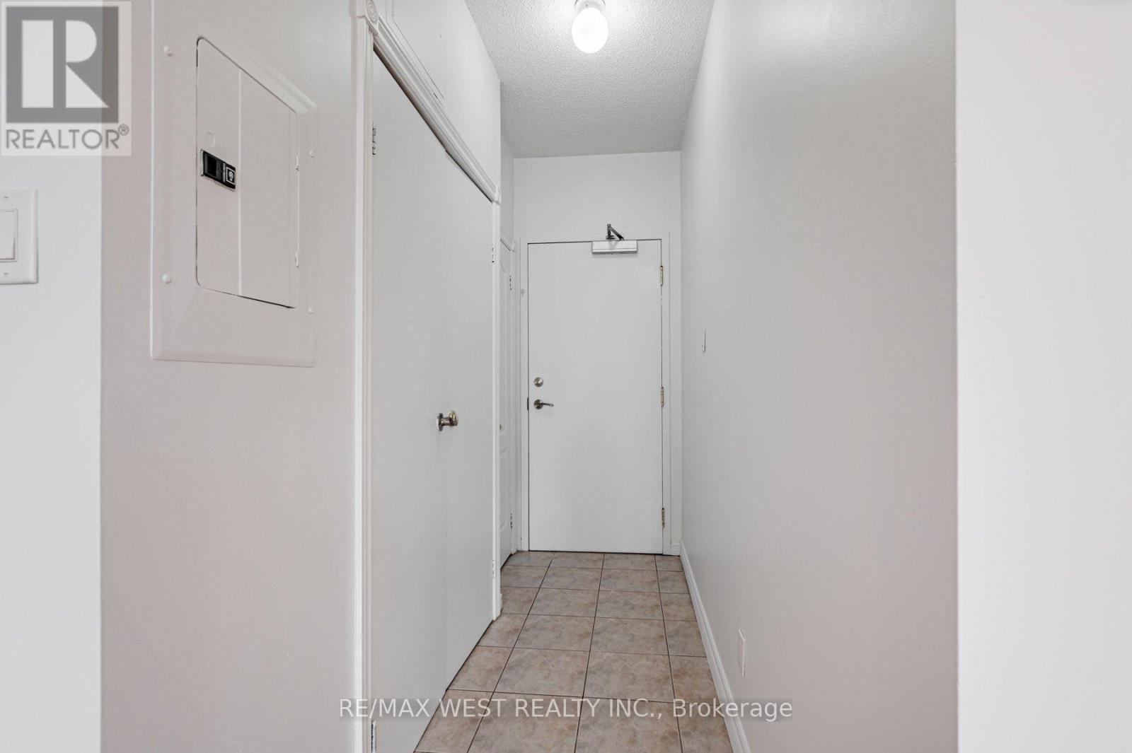 709 - 393 King Street W, Toronto, Ontario  M5V 3G8 - Photo 2 - C12201164