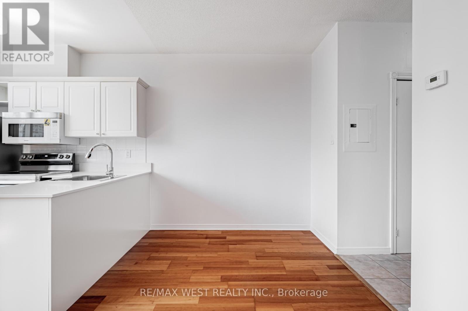 709 - 393 King Street W, Toronto, Ontario  M5V 3G8 - Photo 4 - C12201164