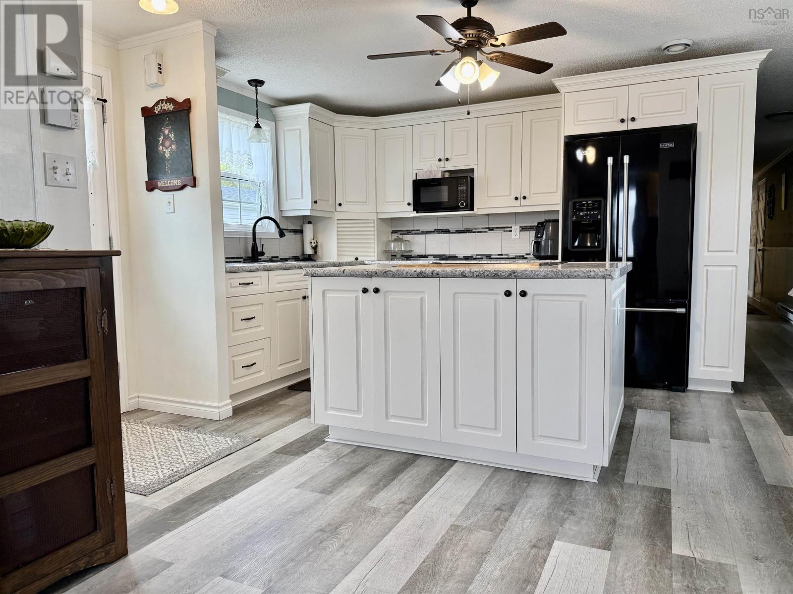 33 Clairmount Avenue, Bridgewater, Nova Scotia  B4V 4C7 - Photo 4 - 202512336