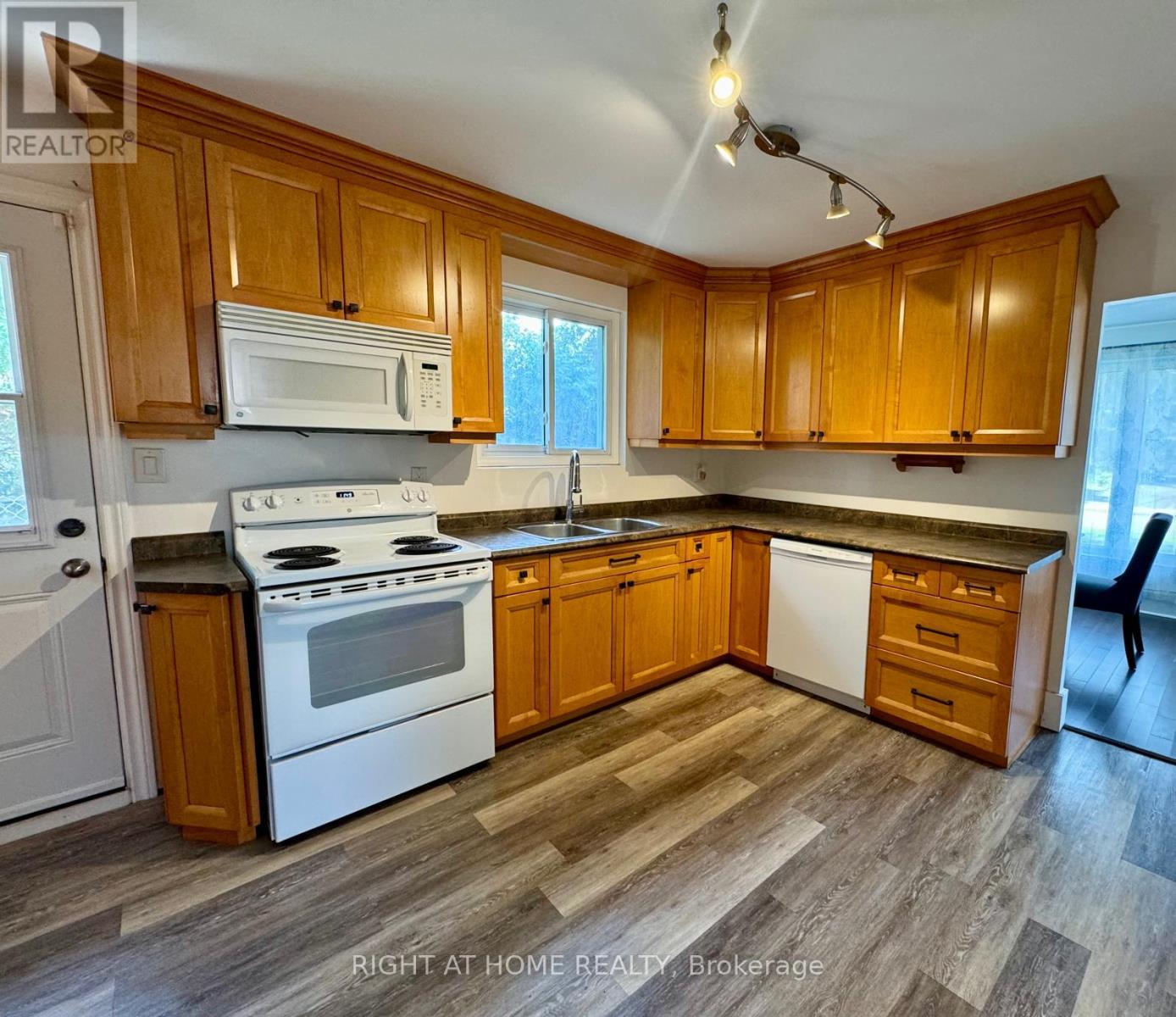 773 Elgin Street, Newmarket (Huron Heights-Leslie Valley), Ontario  L3Y 5H4 - Photo 11 - N12201166
