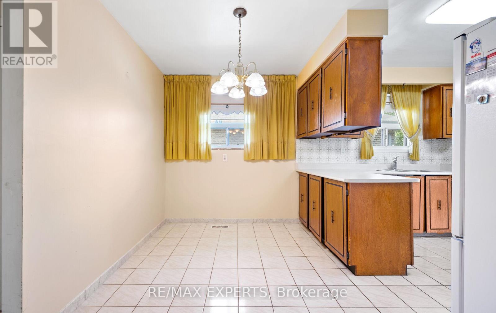 7817 Wildfern Drive, Mississauga, Ontario  L4T 3P8 - Photo 10 - W12201238