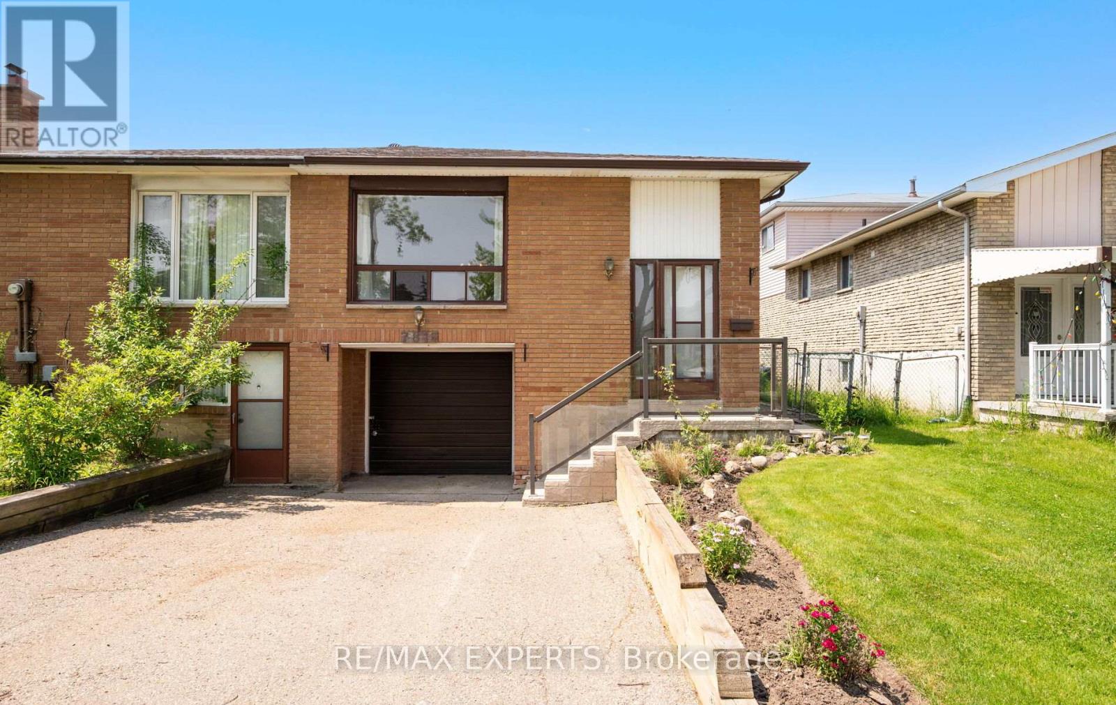 7817 Wildfern Drive, Mississauga, Ontario  L4T 3P8 - Photo 3 - W12201238