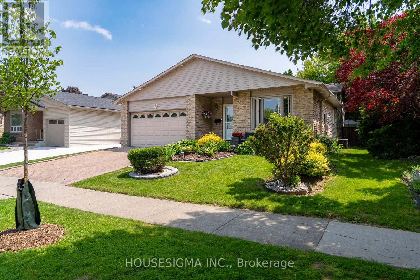 73 Athenia Drive, Hamilton (Stoney Creek Mountain), Ontario  L8J 1S4 - Photo 4 - X12201231