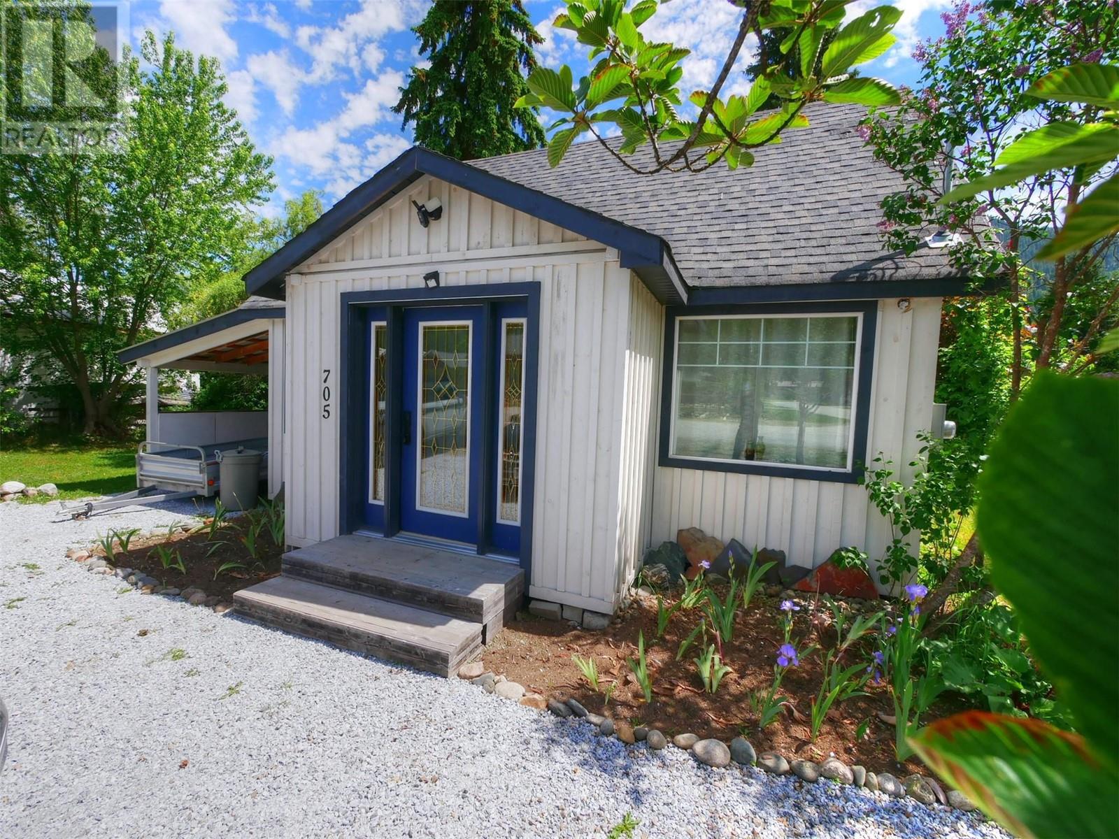 705 Glendale Avenue, Salmo, British Columbia