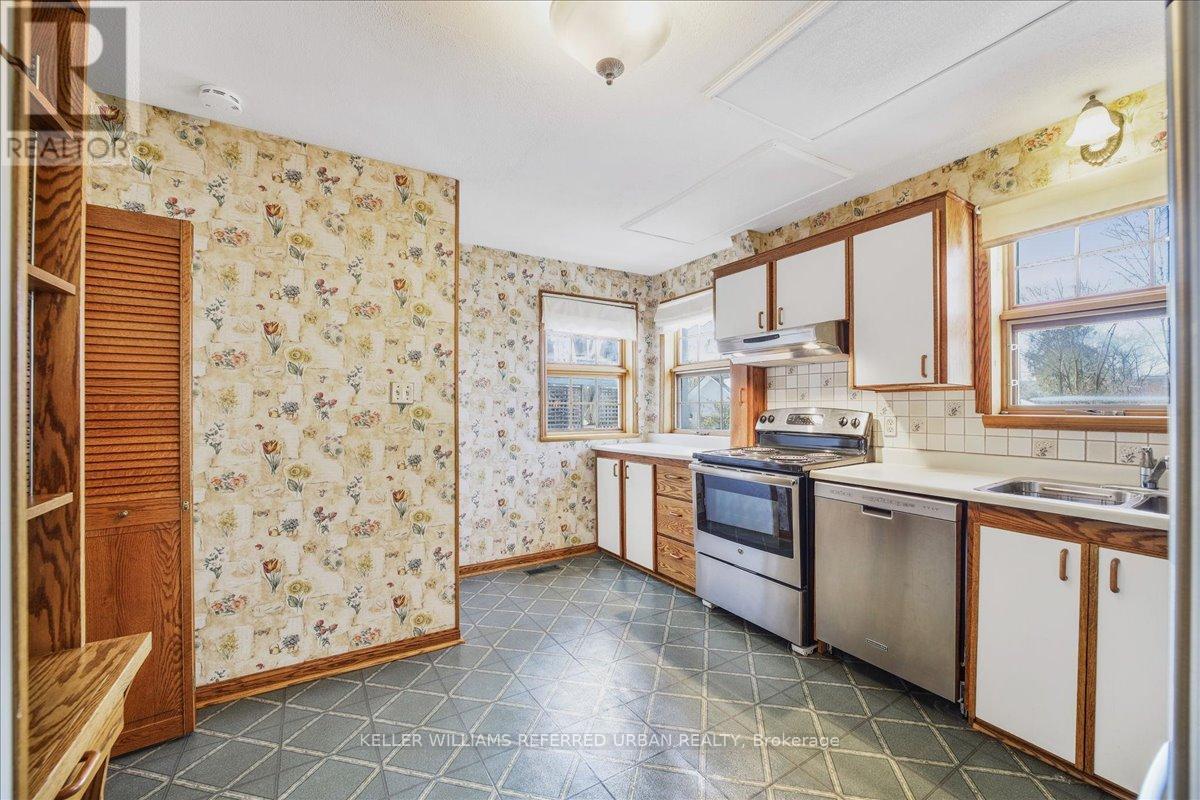 8 Abbotsford Road, Toronto, Ontario  M2N 2P7 - Photo 12 - C12201312