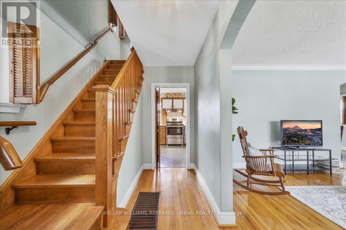 8 Abbotsford Road, Toronto, Ontario  M2N 2P7 - Photo 3 - C12201312