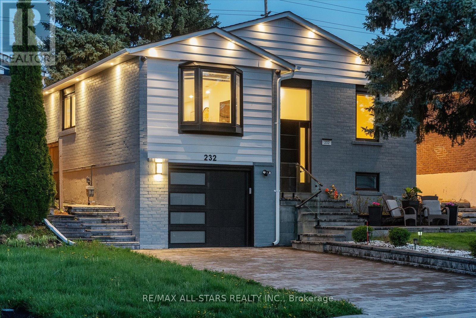 232 CURREY CRESCENT, Newmarket, Ontario