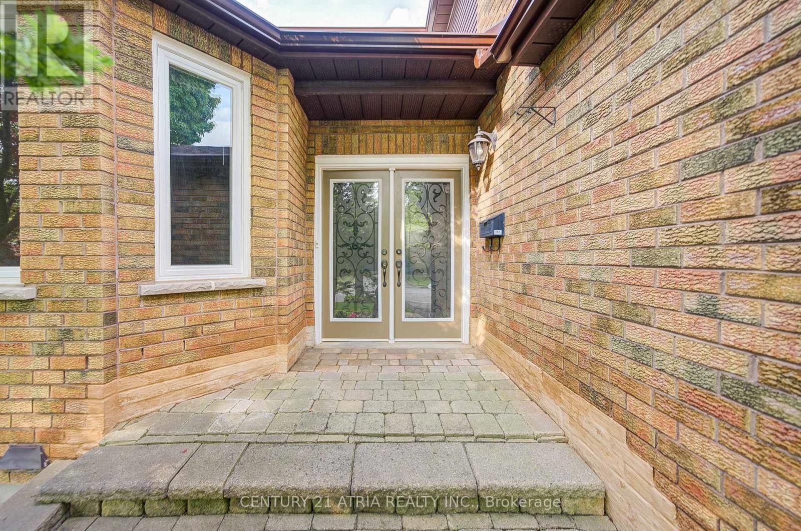 Property at 61 BROOKLYN CRESCENT image 3