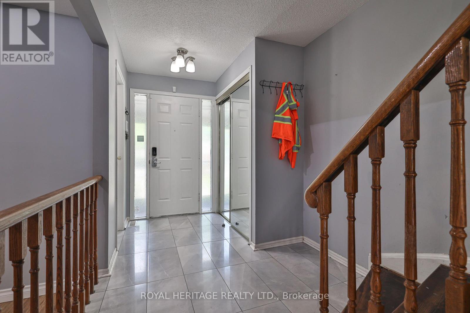 28 Nanport Street, Brampton, Ontario  L6S 4A3 - Photo 4 - W12201266