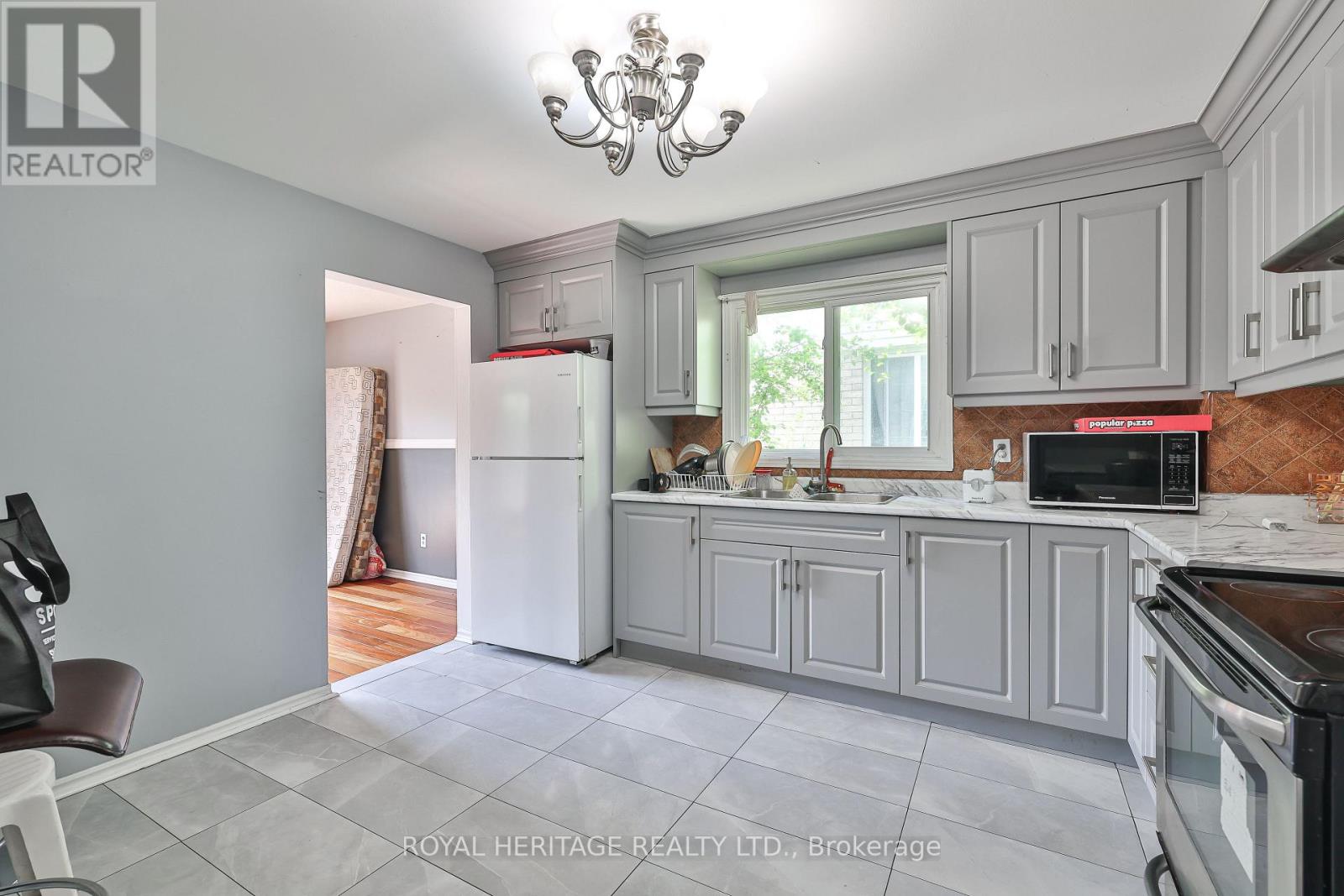 28 Nanport Street, Brampton, Ontario  L6S 4A3 - Photo 8 - W12201266