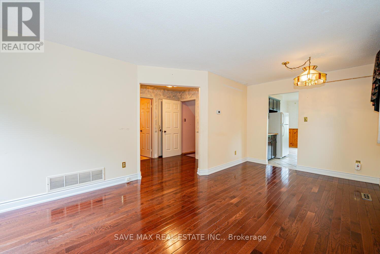 40 Omega Square, Brampton (Heart Lake East), Ontario  L6Z 1K5 - Photo 11 - W12201320