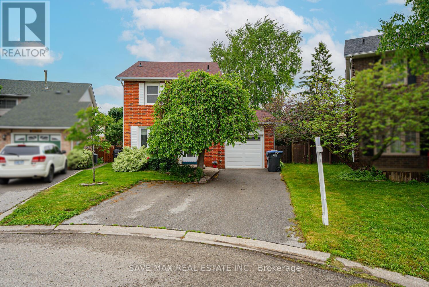 40 Omega Square, Brampton (Heart Lake East), Ontario  L6Z 1K5 - Photo 2 - W12201320