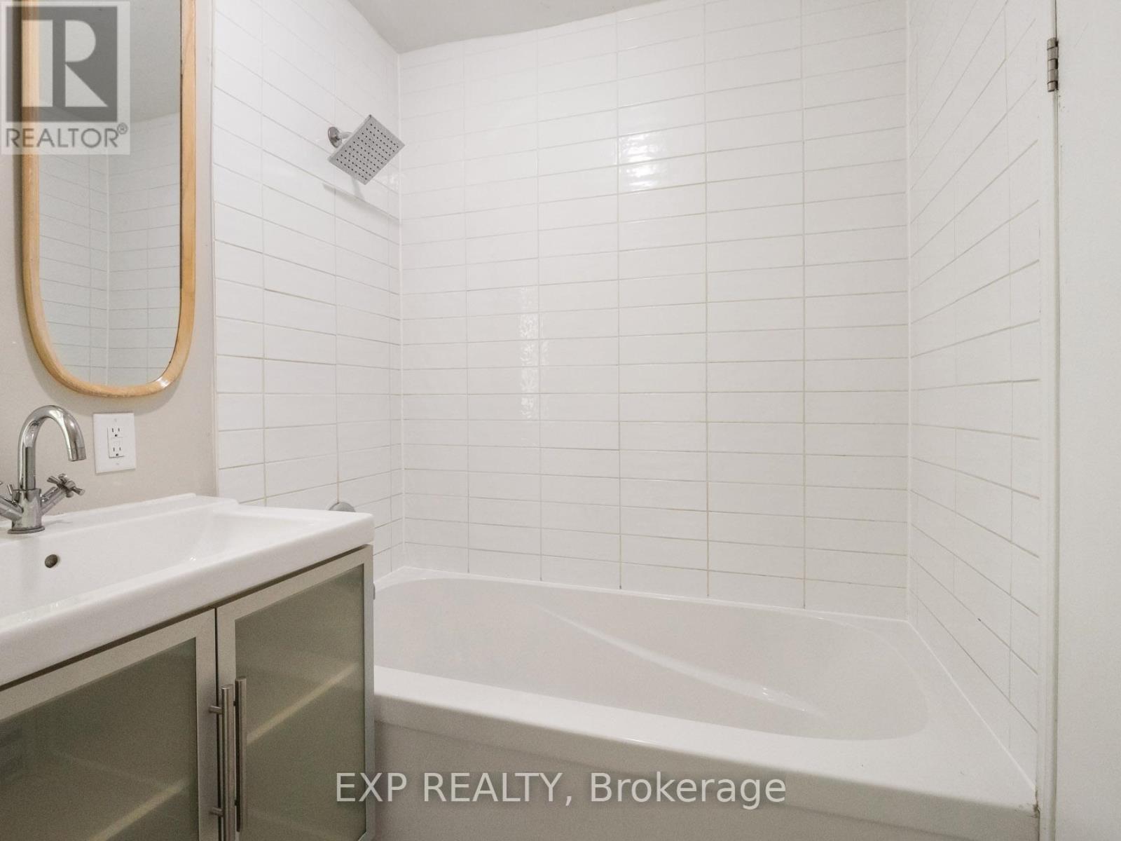33 Fraser Avenue, Hamilton, Ontario  L8H 4G6 - Photo 10 - X12201370