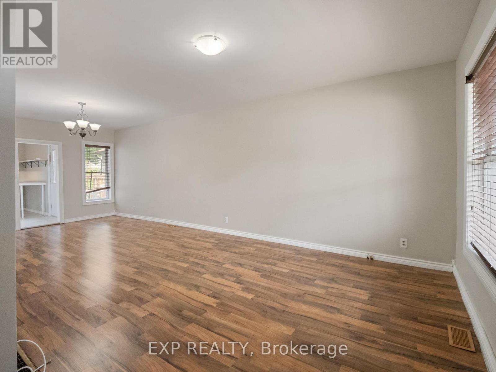 33 Fraser Avenue, Hamilton, Ontario  L8H 4G6 - Photo 6 - X12201370