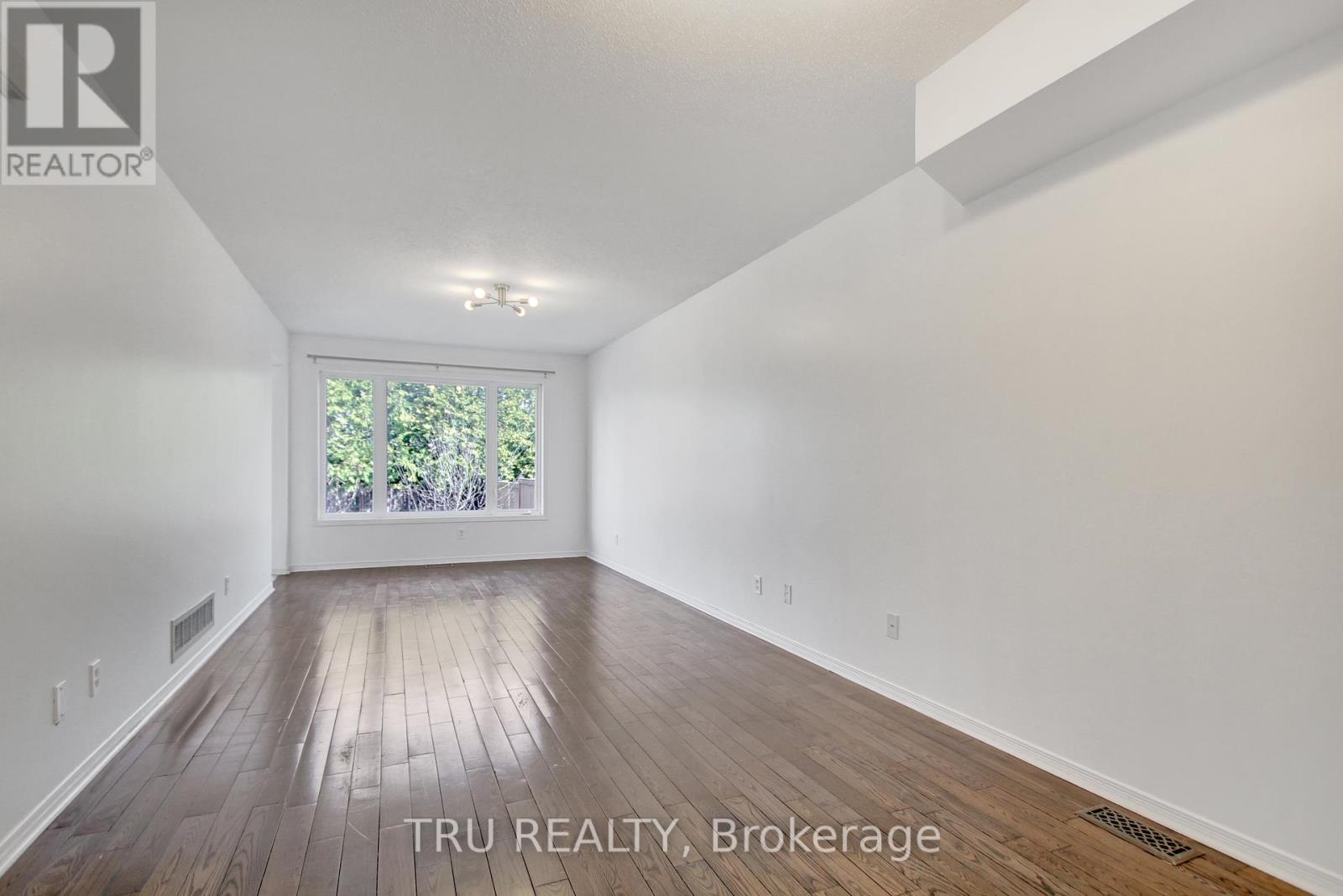 133 Kinross Private, Ottawa, Ontario  K2K 3P9 - Photo 7 - X12196433