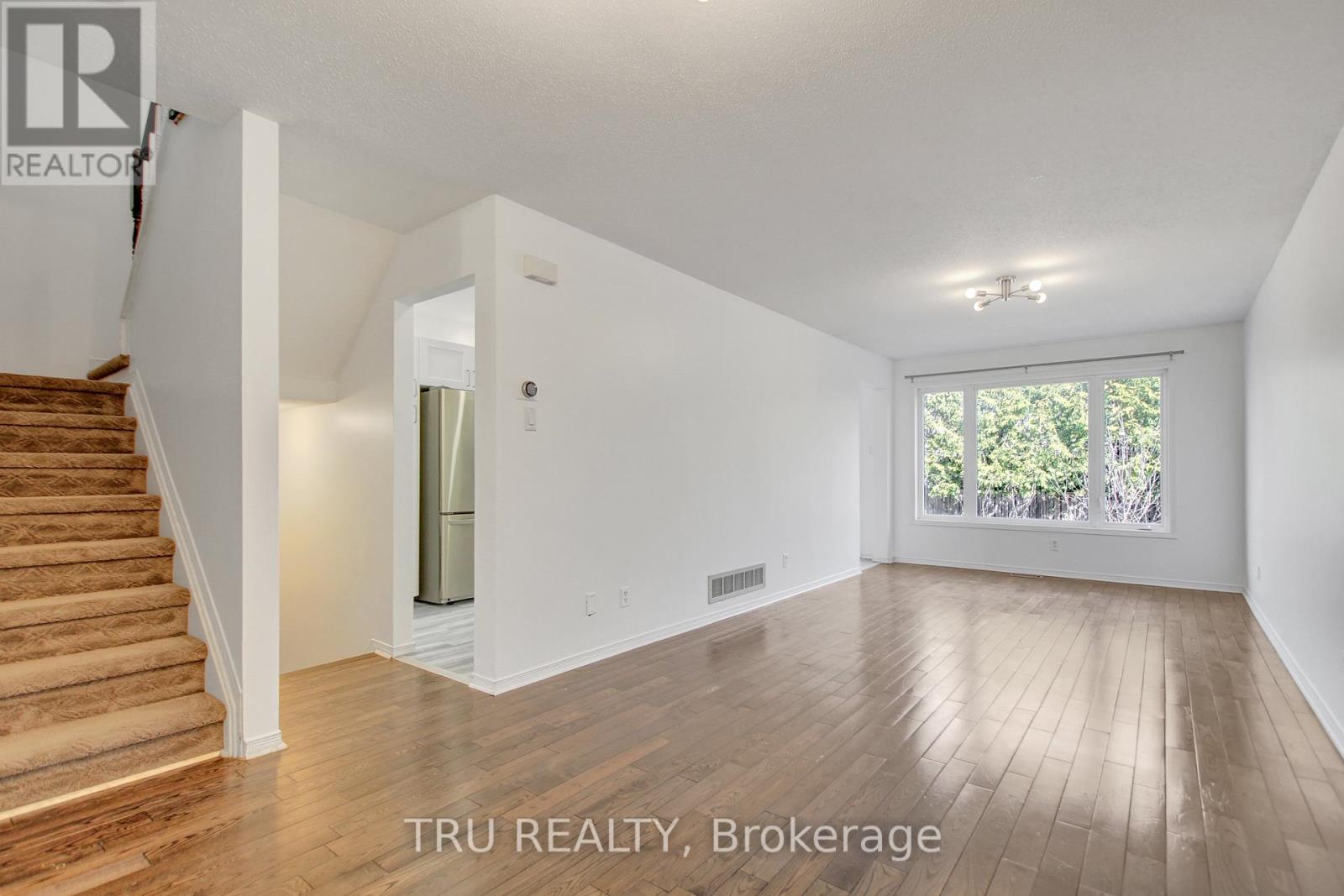 133 Kinross Private, Ottawa, Ontario  K2K 3P9 - Photo 8 - X12196433