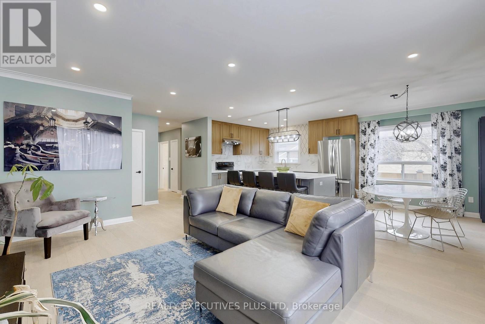 6 Azrock Road, Toronto, Ontario  M6L 2W9 - Photo 10 - W12201360