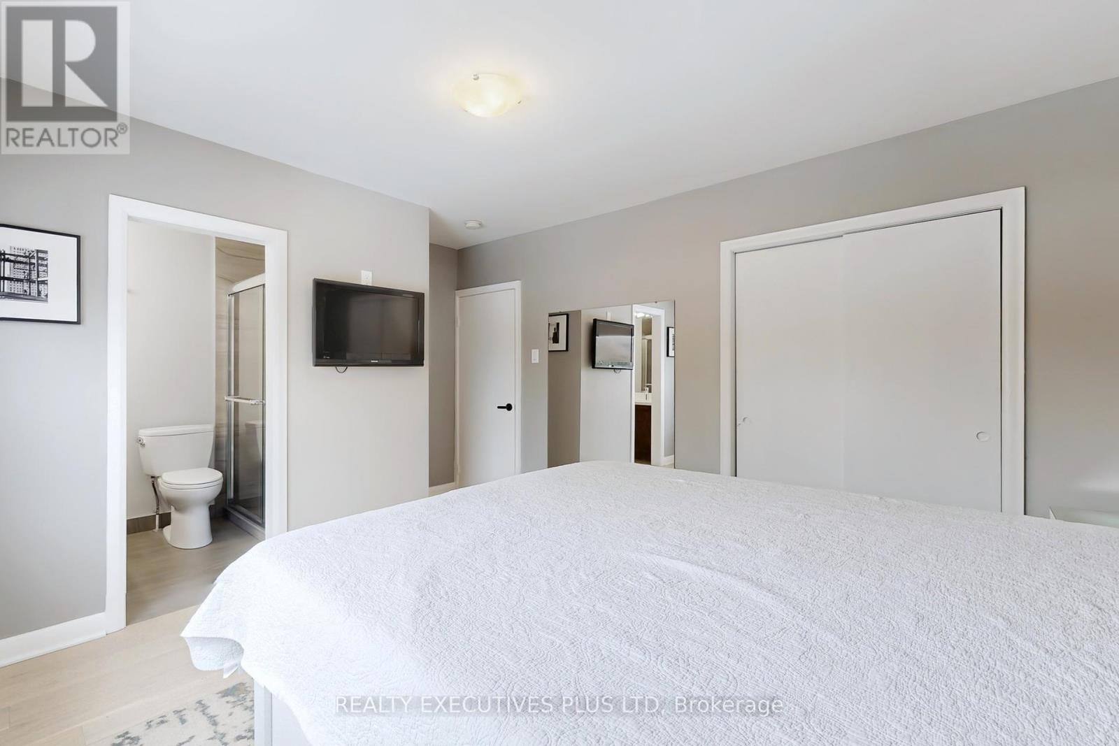 6 Azrock Road, Toronto, Ontario  M6L 2W9 - Photo 12 - W12201360