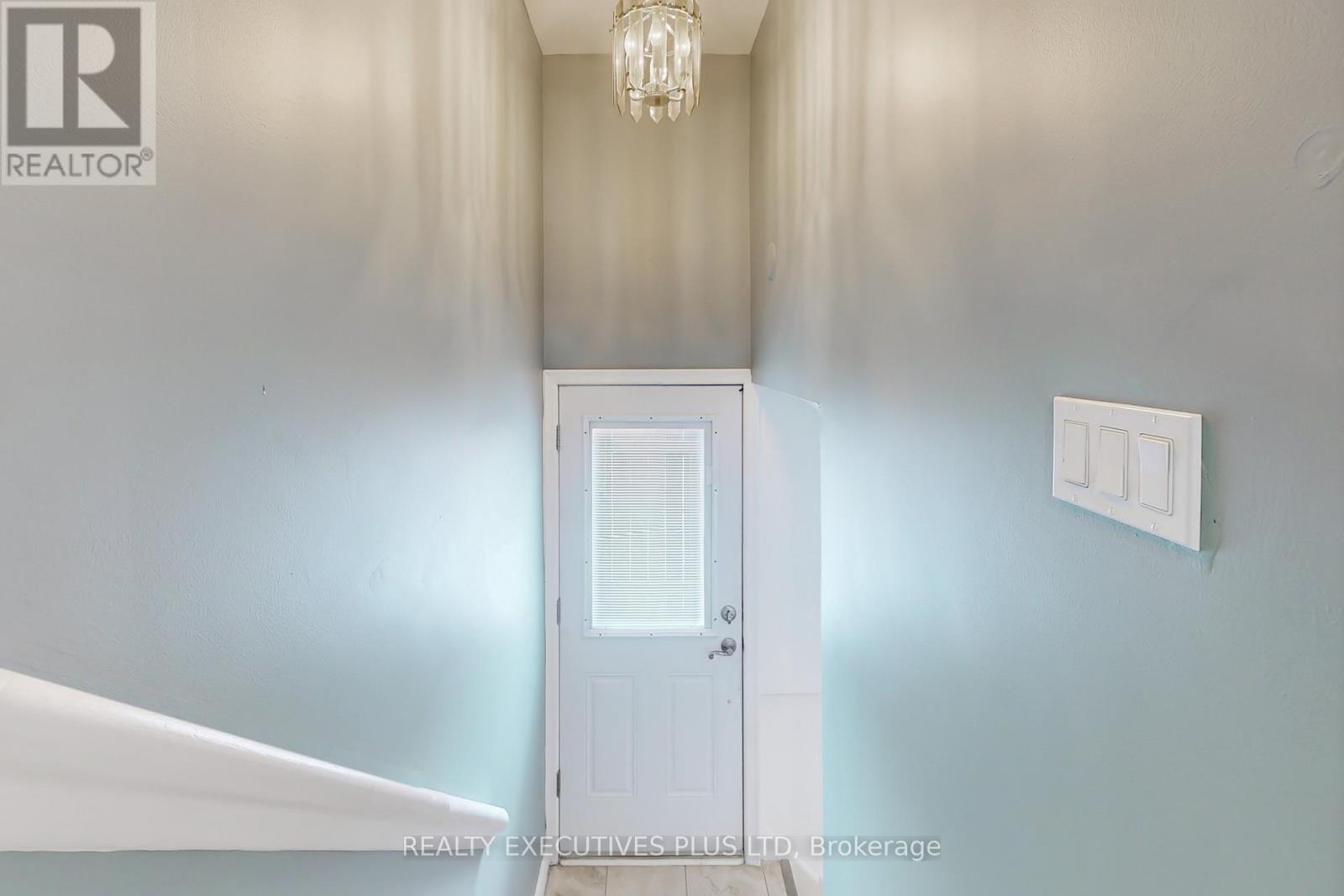 6 Azrock Road, Toronto, Ontario  M6L 2W9 - Photo 16 - W12201360