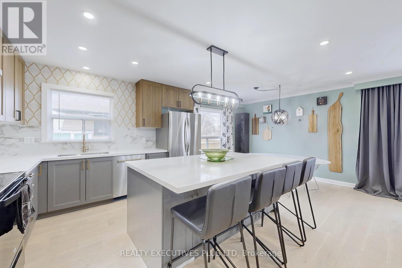 6 Azrock Road, Toronto, Ontario  M6L 2W9 - Photo 3 - W12201360