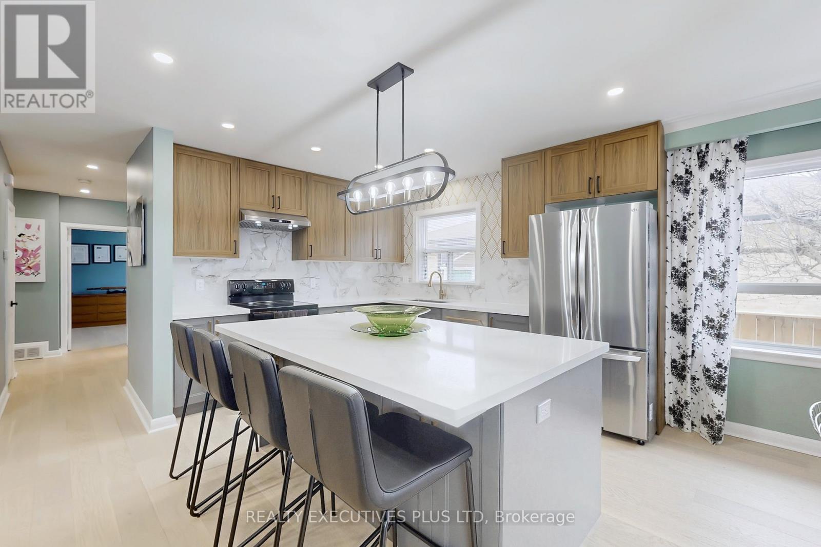 6 Azrock Road, Toronto, Ontario  M6L 2W9 - Photo 4 - W12201360