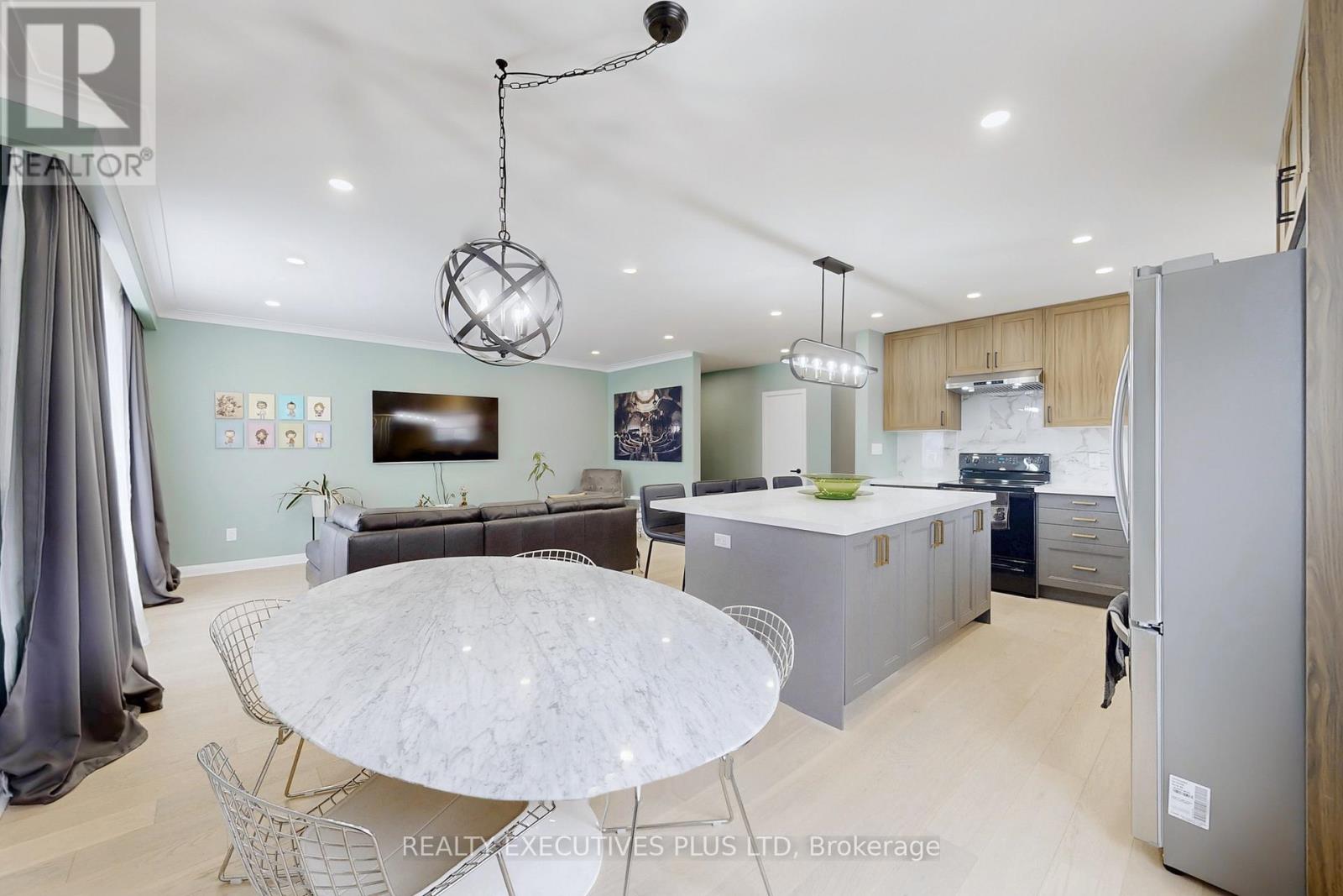 6 Azrock Road, Toronto, Ontario  M6L 2W9 - Photo 5 - W12201360