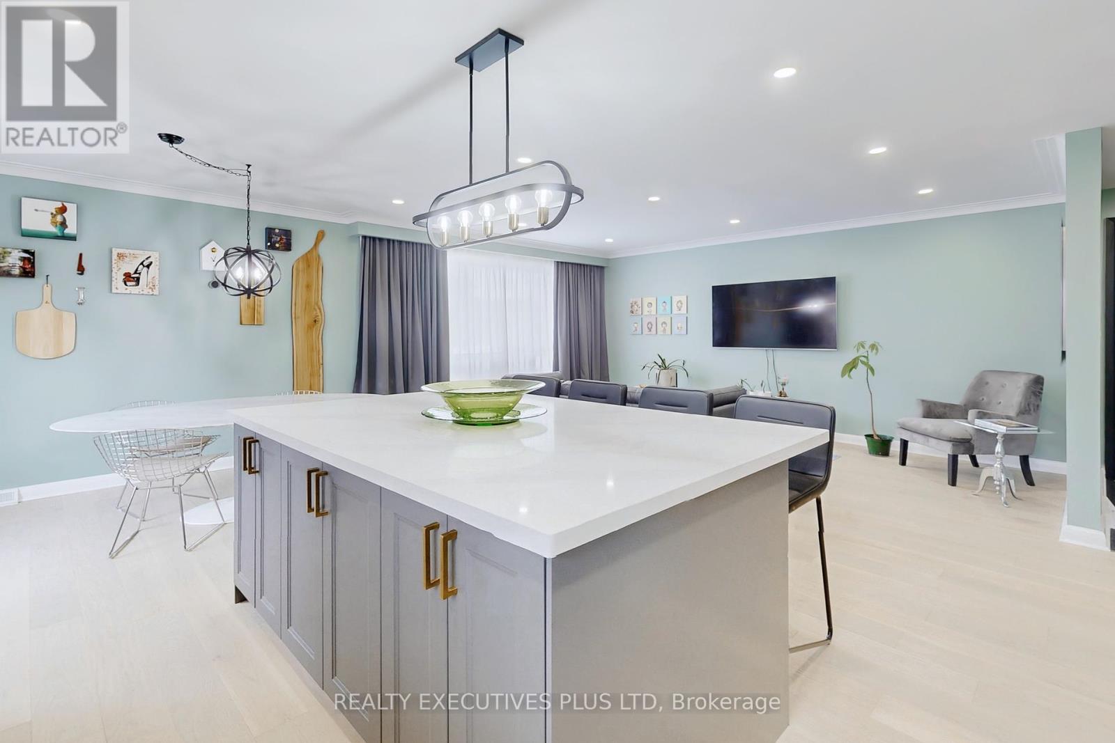6 Azrock Road, Toronto, Ontario  M6L 2W9 - Photo 7 - W12201360