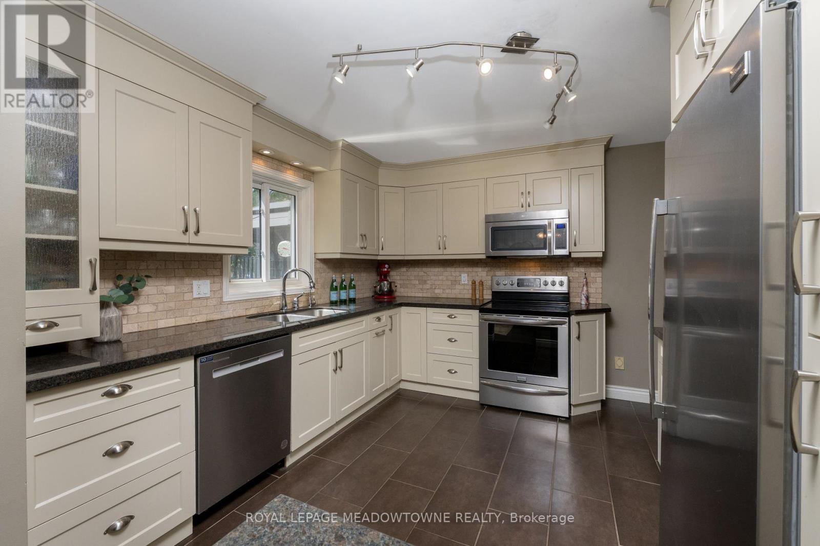 7 Deerwood Crescent, Kitchener, Ontario  N2N 1R4 - Photo 12 - X12201411