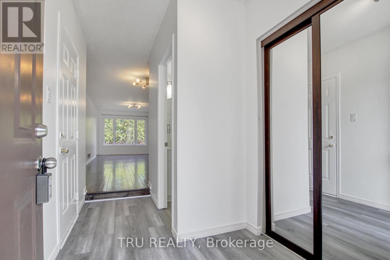 133 Kinross Private, Ottawa, Ontario  K2K 3P9 - Photo 4 - X12196433