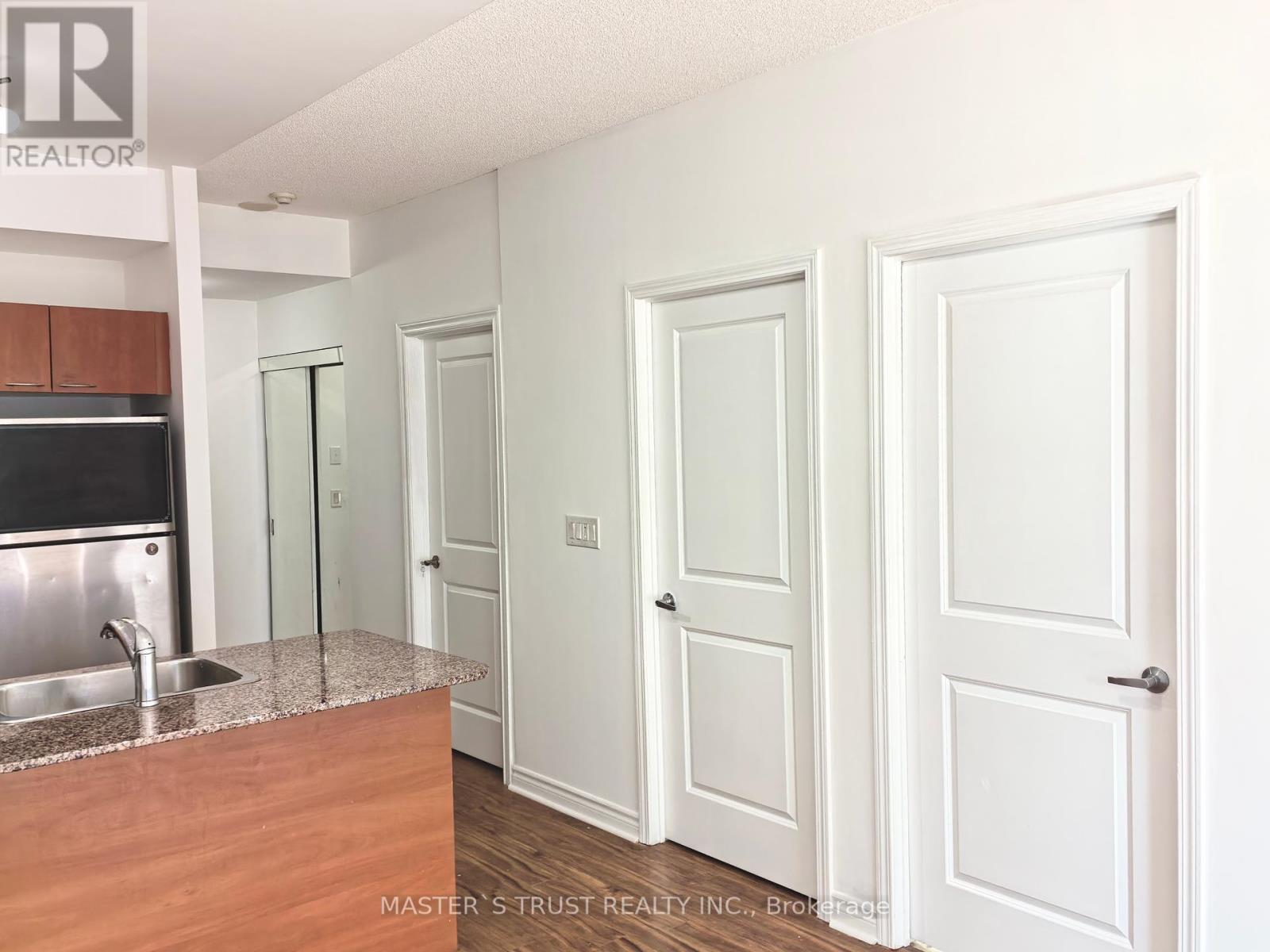 318 - 385 Prince Of Wales Drive, Mississauga, Ontario  L5B 0C6 - Photo 5 - W12048666
