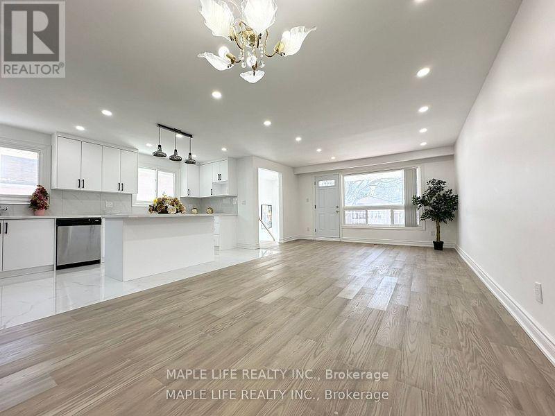 55 James Gray Drive, Toronto, Ontario  M2H 1N8 - Photo 2 - C12201452