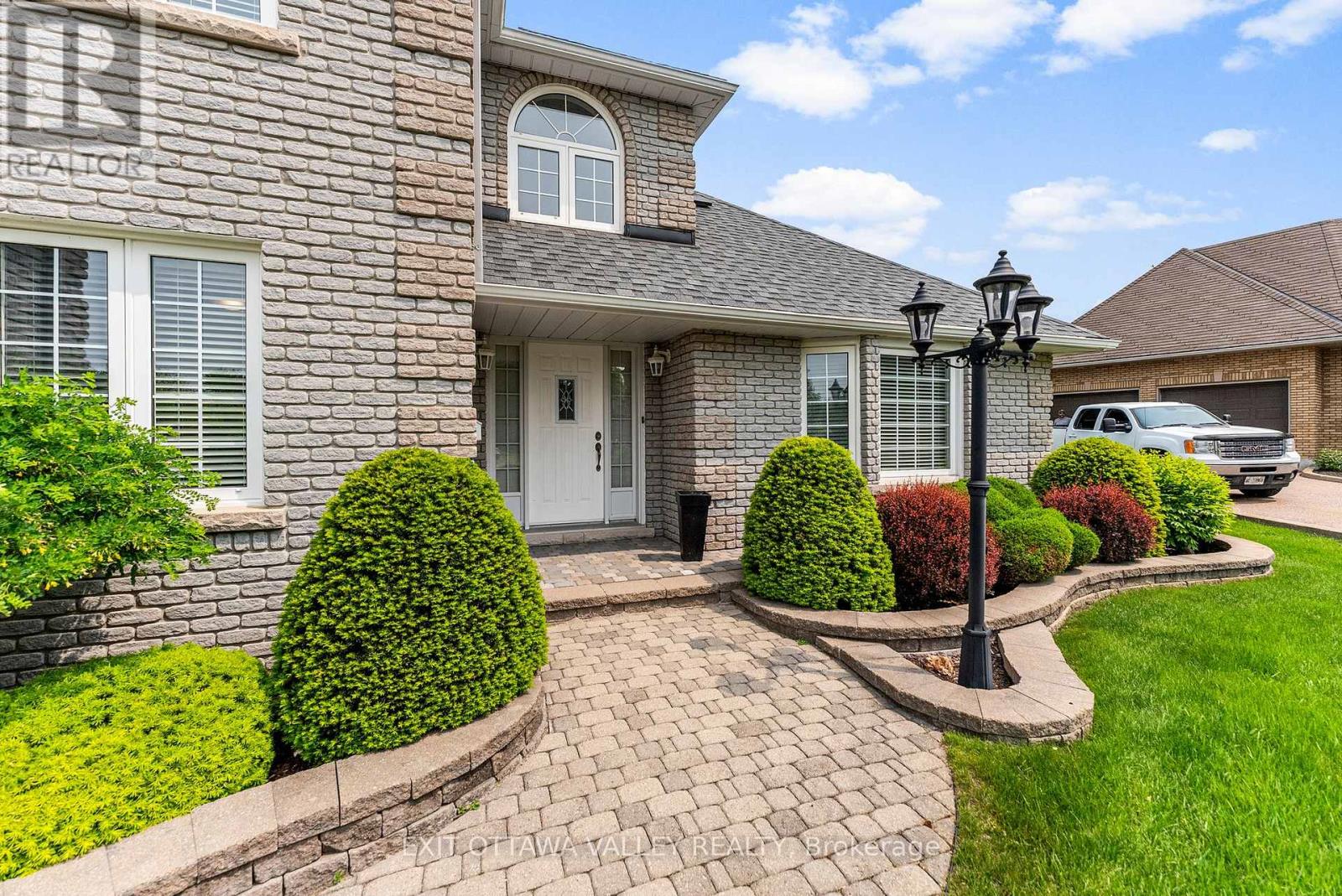 127 Owens Street, Pembroke, Ontario  K8A 8K1 - Photo 3 - X12201445