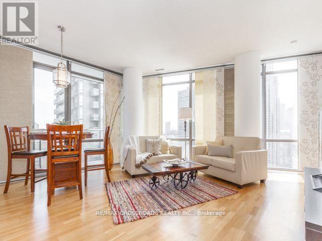 1908 - 832 Bay Street, Toronto (Bay Street Corridor), Ontario  M5S 1Z6 - Photo 4 - C12179974