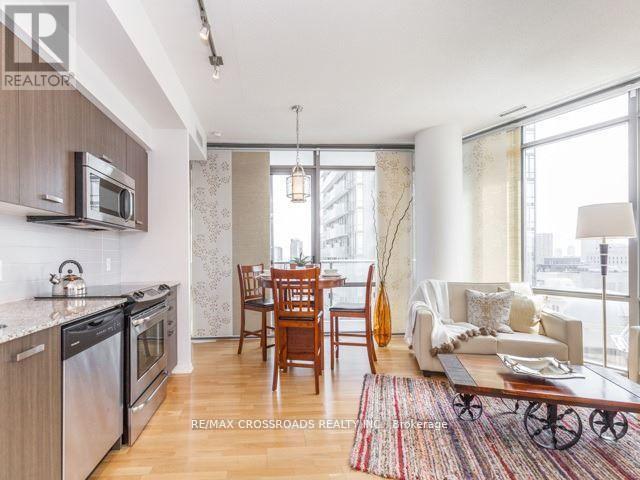 1908 - 832 Bay Street, Toronto (Bay Street Corridor), Ontario  M5S 1Z6 - Photo 6 - C12179974