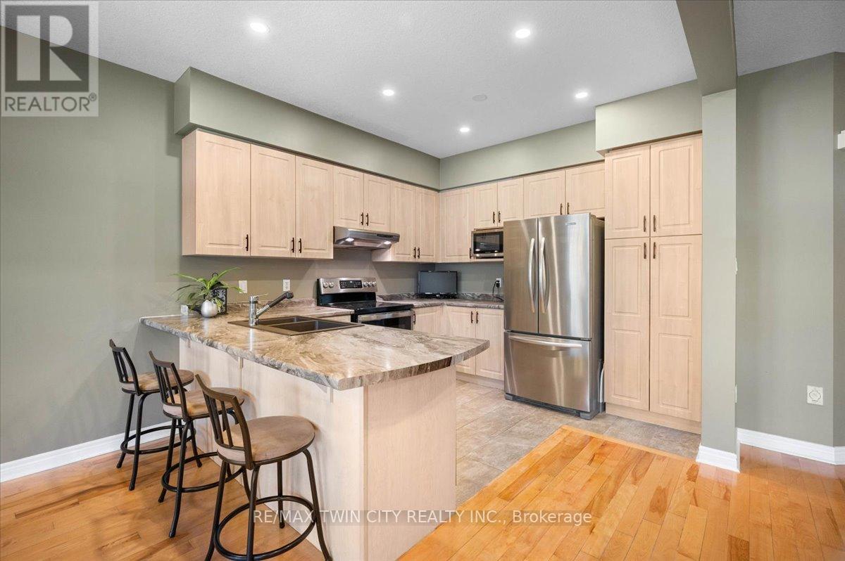 285 Doon South Drive, Kitchener, Ontario  N2P 2X1 - Photo 6 - X12201420