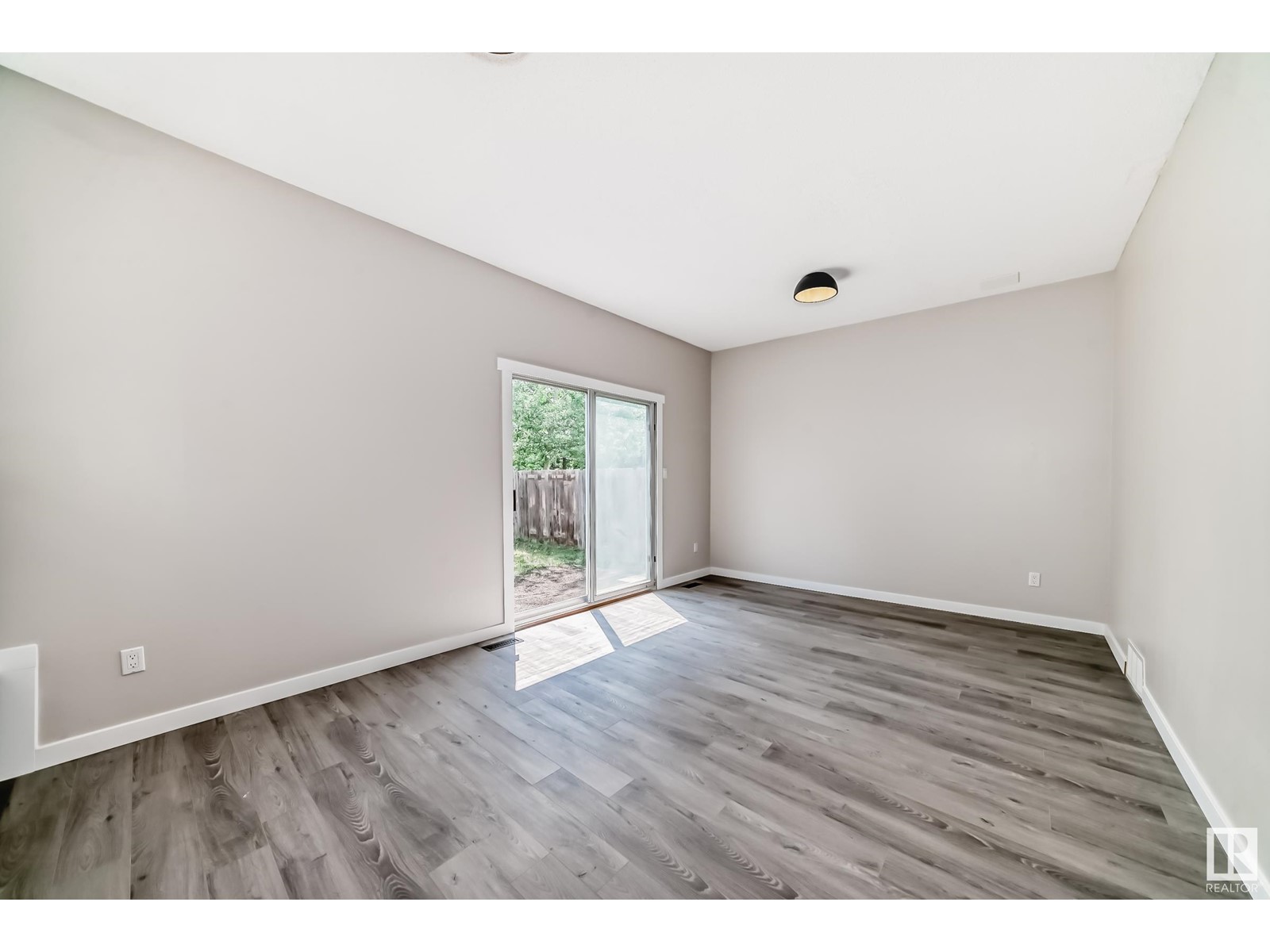Property at 10423 35 AV NW image 1
