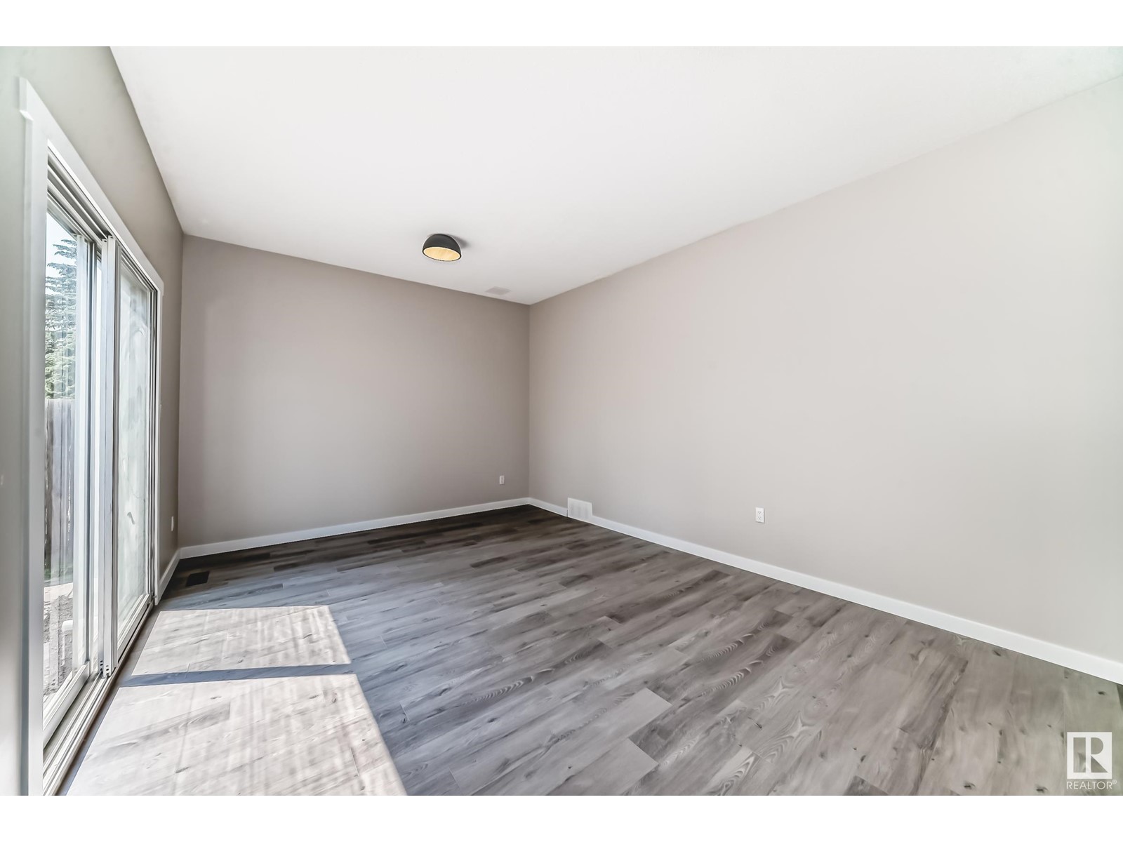Property at 10423 35 AV NW image 4