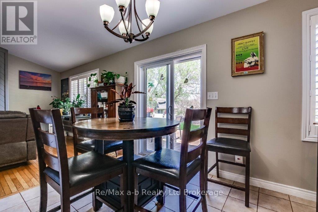 27 Amber Drive, Thames Centre, Ontario  N0L 1G1 - Photo 10 - X12134957