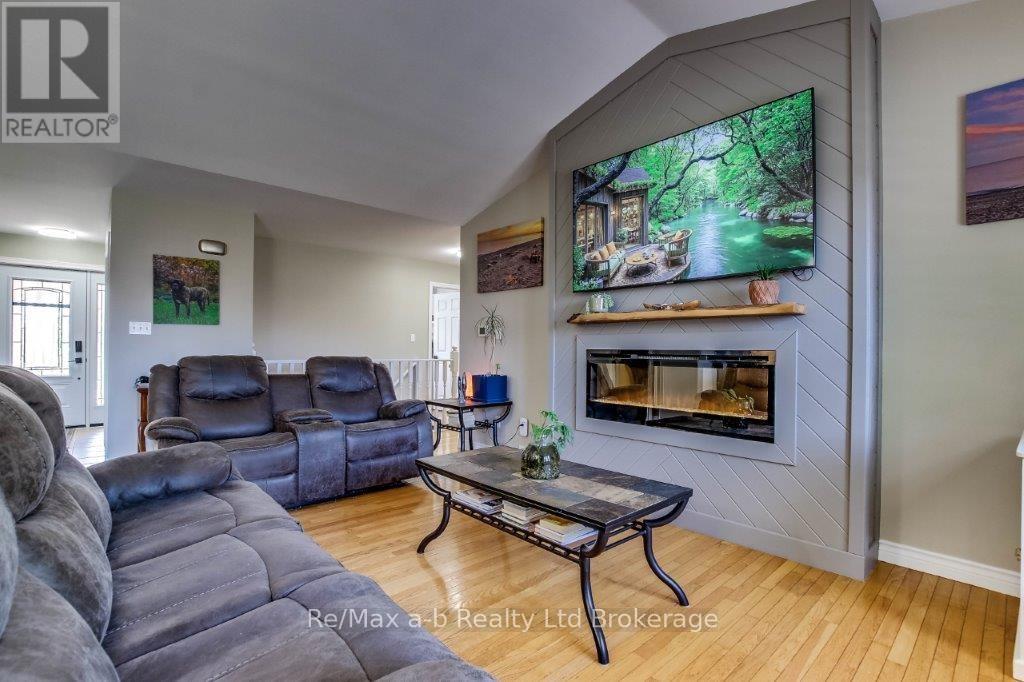 27 Amber Drive, Thames Centre, Ontario  N0L 1G1 - Photo 12 - X12134957