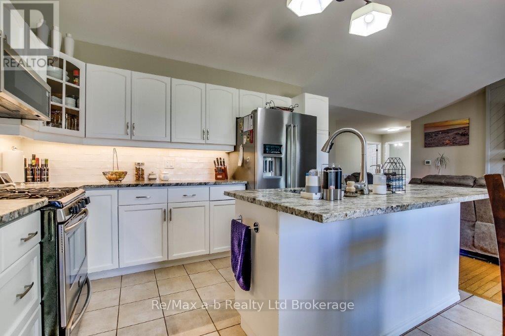 27 Amber Drive, Thames Centre, Ontario  N0L 1G1 - Photo 11 - X12134957