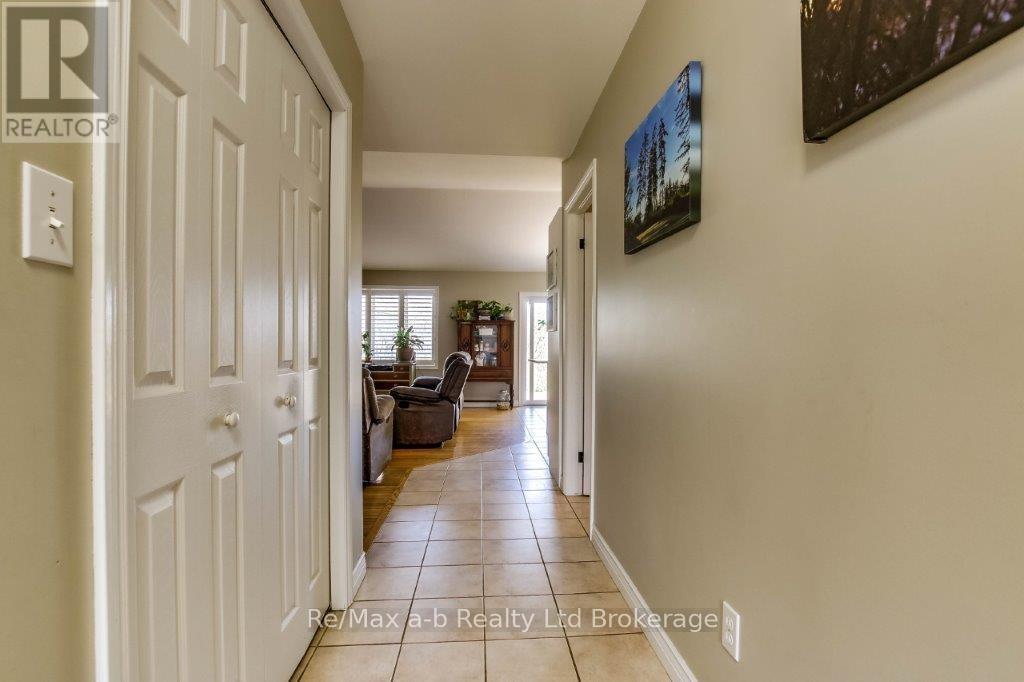 27 Amber Drive, Thames Centre, Ontario  N0L 1G1 - Photo 4 - X12134957