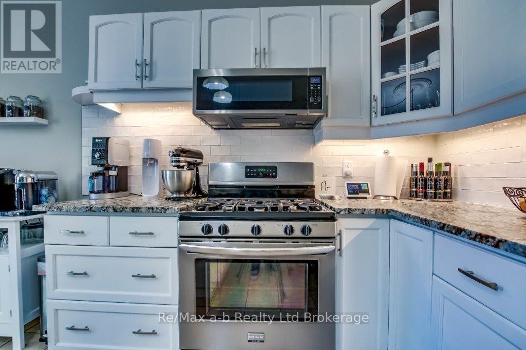 27 Amber Drive, Thames Centre, Ontario  N0L 1G1 - Photo 8 - X12134957