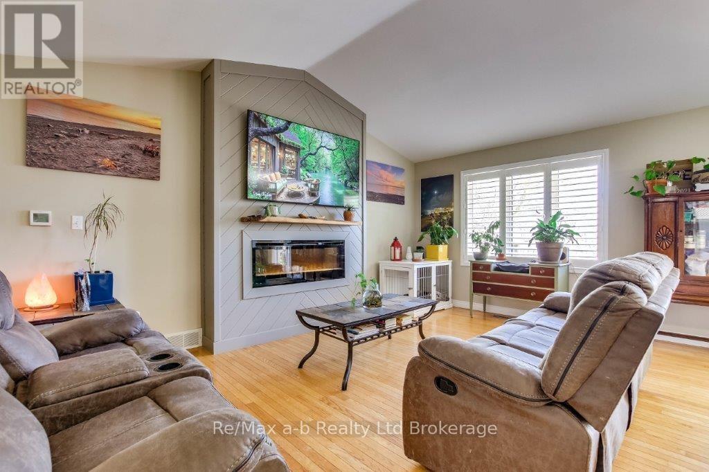 27 Amber Drive, Thames Centre, Ontario  N0L 1G1 - Photo 5 - X12134957